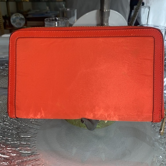 Henri Bendel Zip around wallet! EUC! - Picture 3 of 16